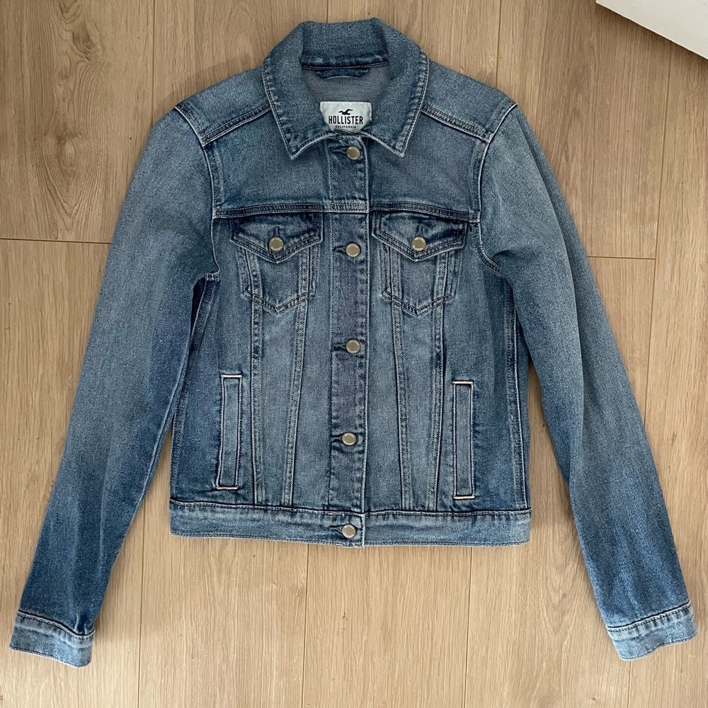 Hollister classic denim jacket, medium wash, size S